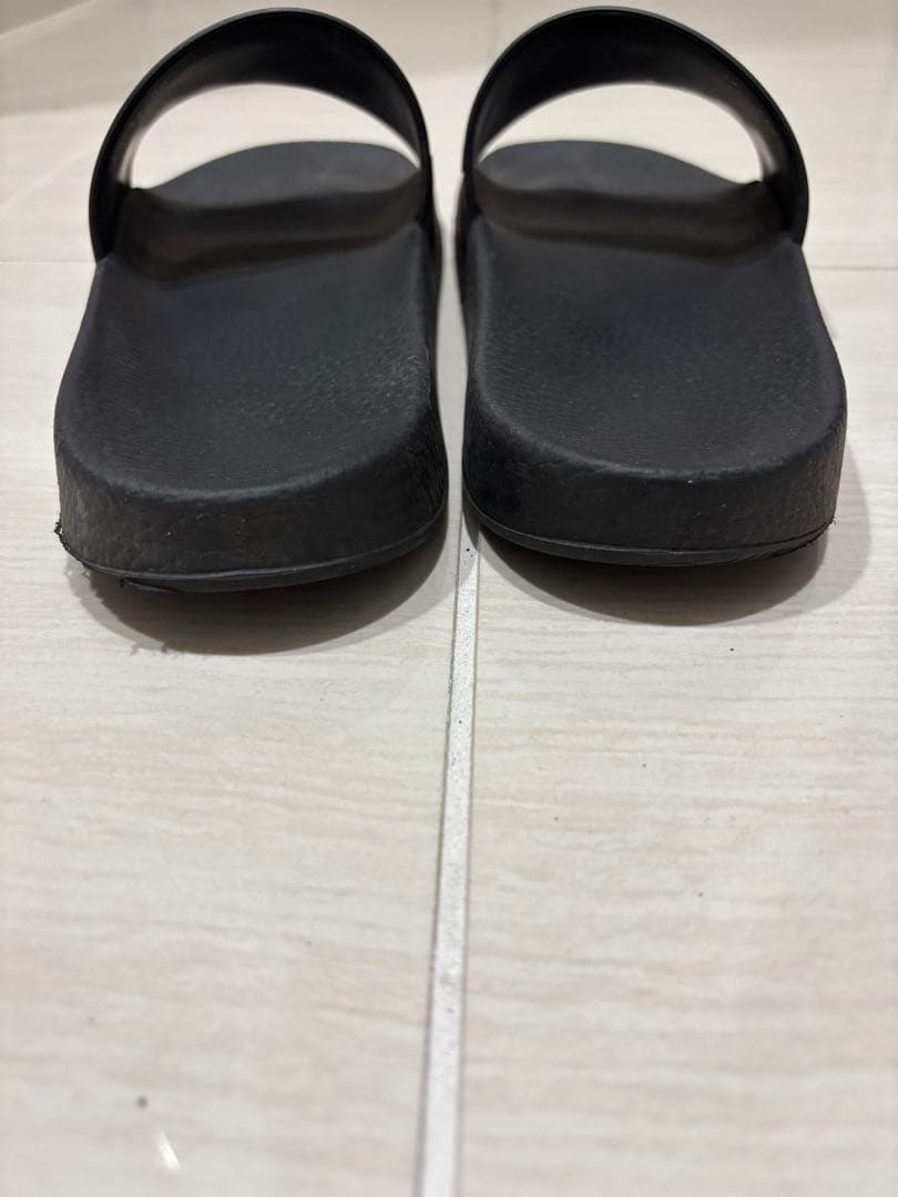 ヴァレンティノ　VLTN ロゴ入り ブラック サンダル