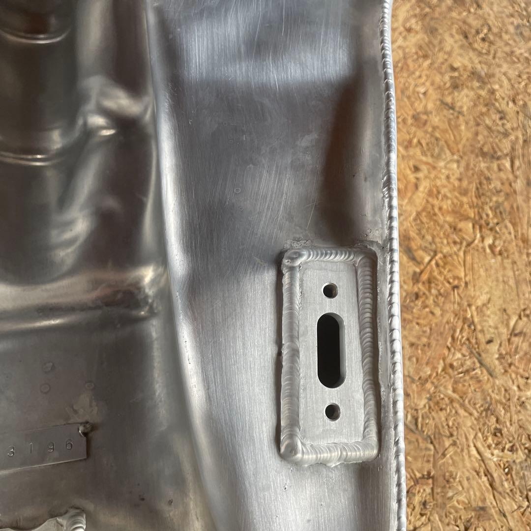 アルミ製バイクタンク給油口付き