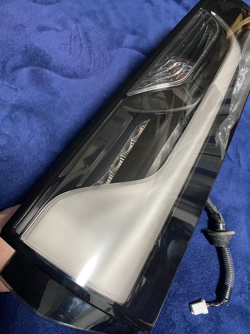 【送料込み】RP5 ステップワゴンハイブリッド　運転席側　右側テールランプ