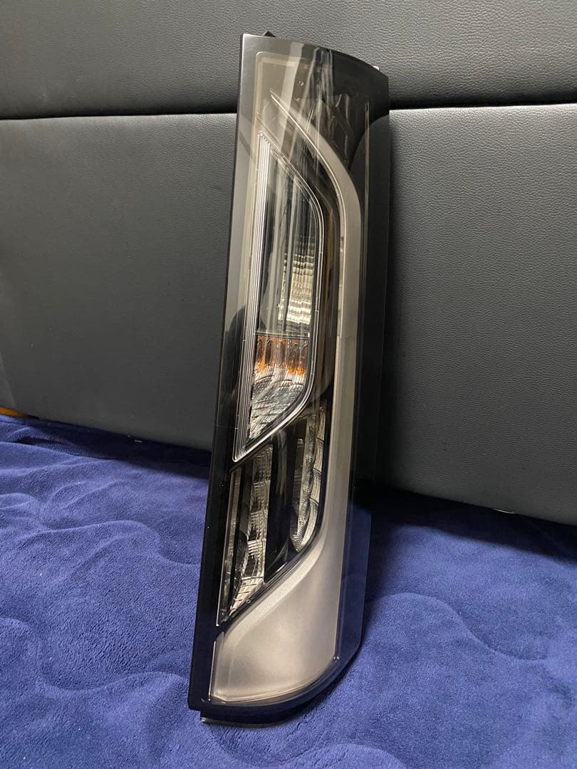 【送料込み】RP5 ステップワゴンハイブリッド　運転席側　右側テールランプ