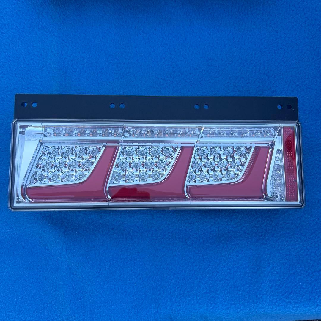 ④小糸3連LEDテールランプ　新車外し　左右セット