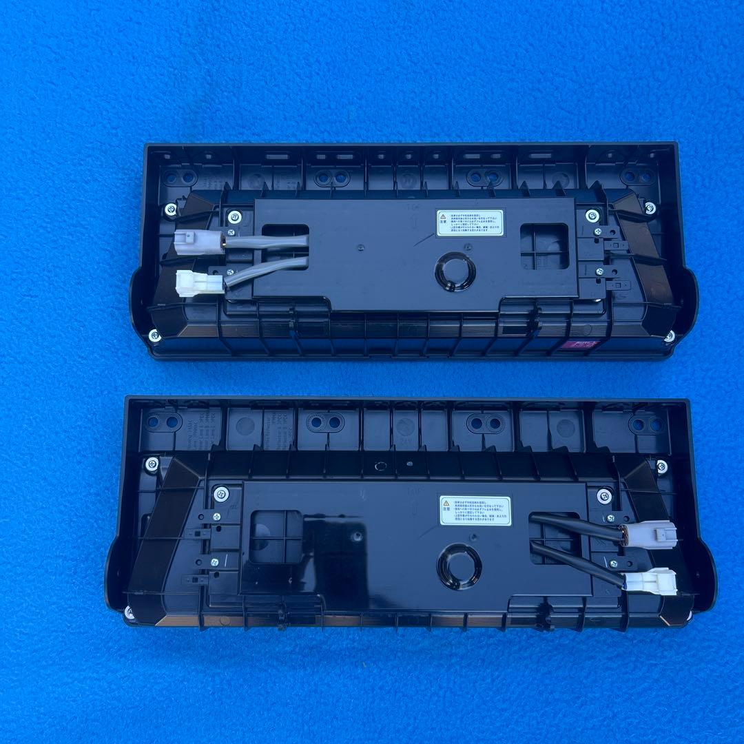 ④小糸3連LEDテールランプ　新車外し　左右セット