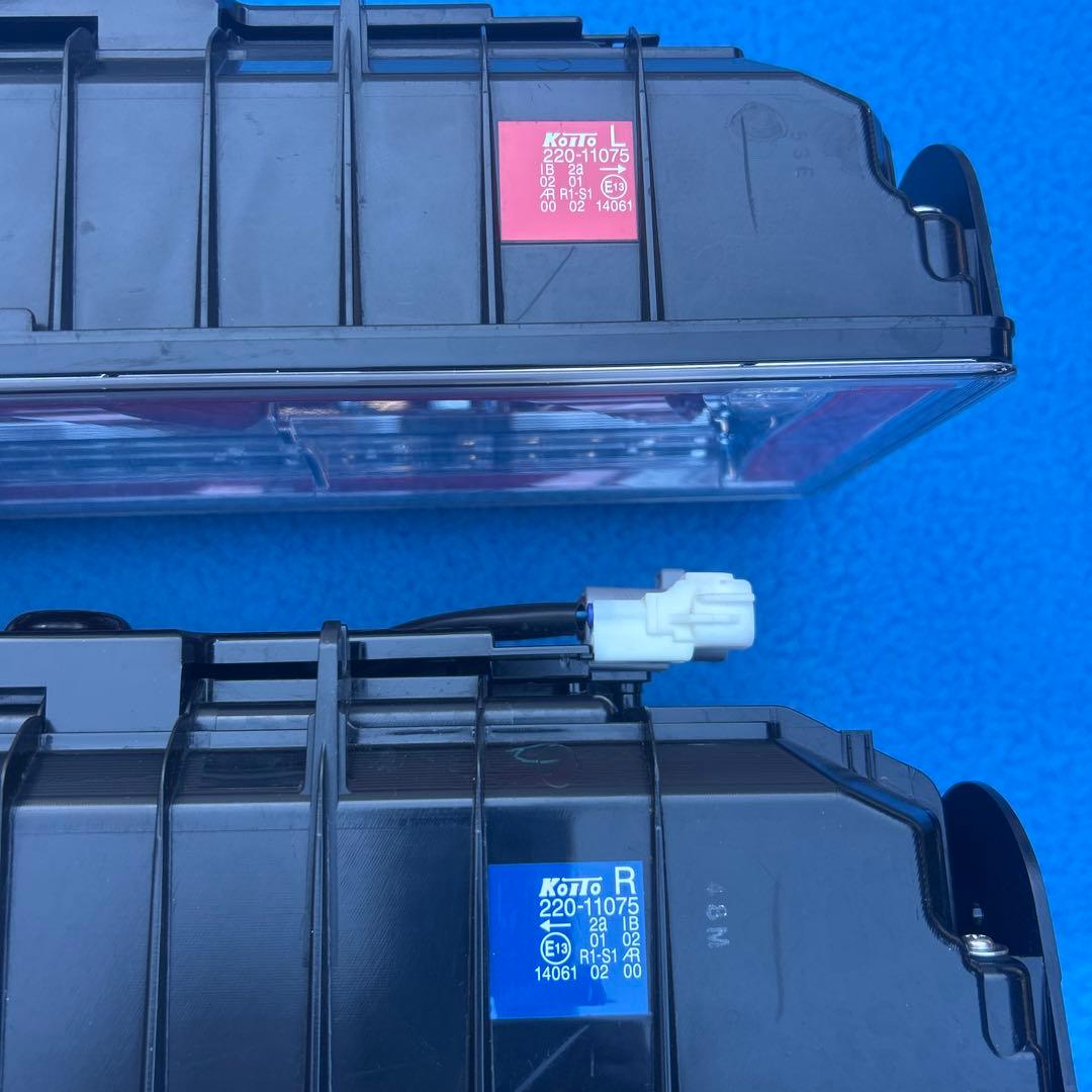 ④小糸3連LEDテールランプ　新車外し　左右セット