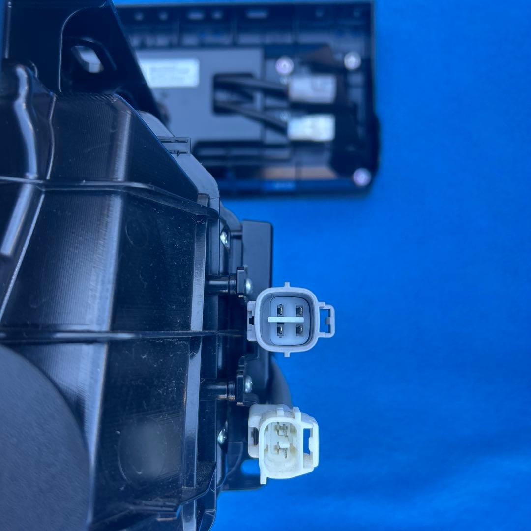 ④小糸3連LEDテールランプ　新車外し　左右セット