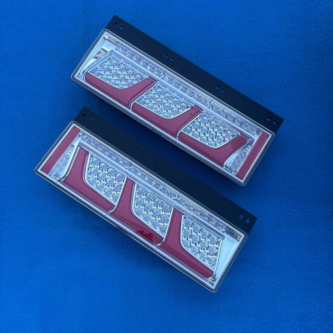 ④小糸3連LEDテールランプ　新車外し　左右セット