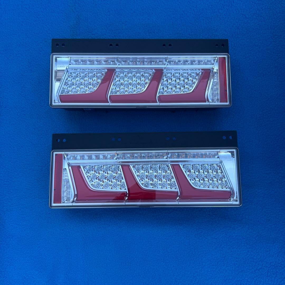 ④小糸3連LEDテールランプ　新車外し　左右セット