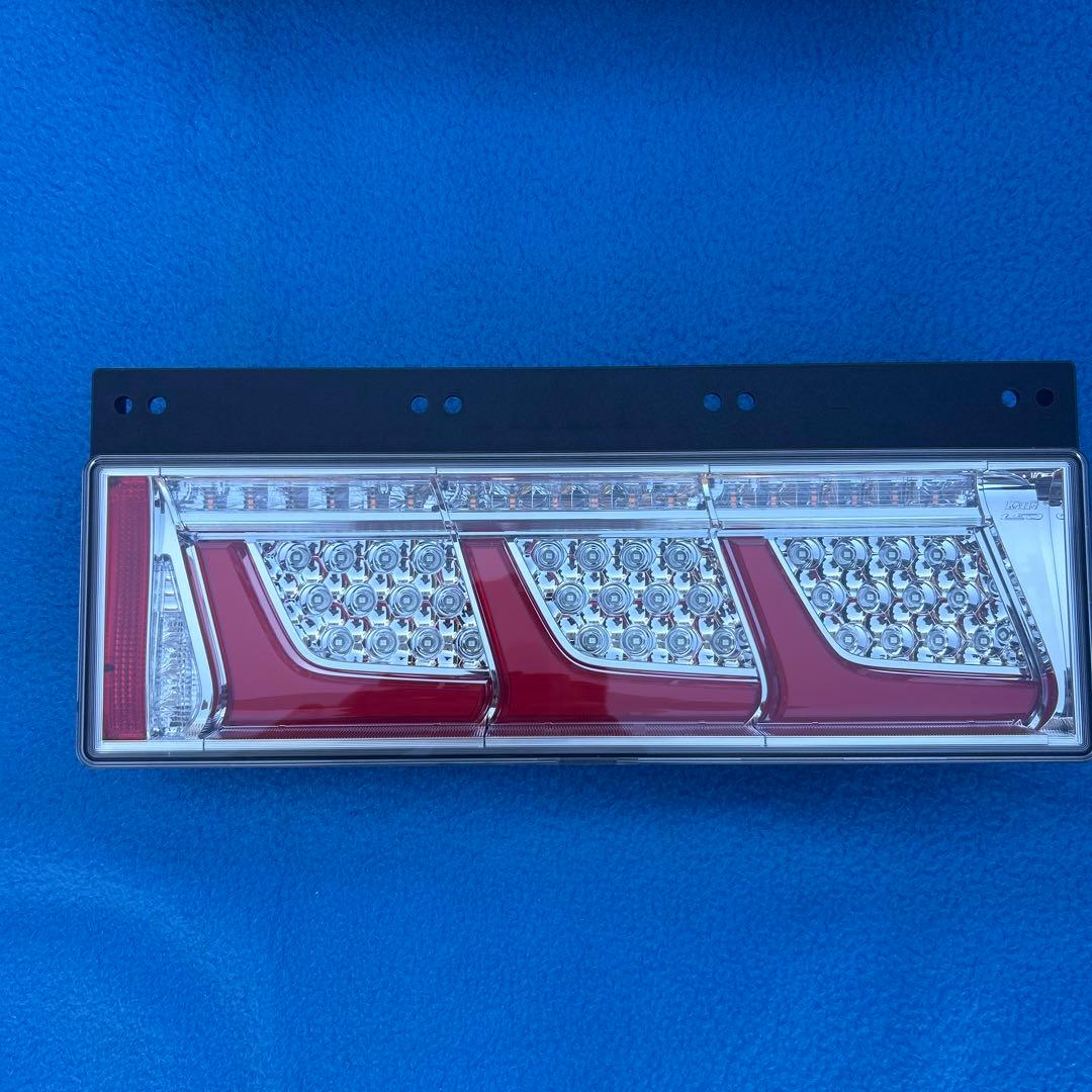 ④小糸3連LEDテールランプ　新車外し　左右セット