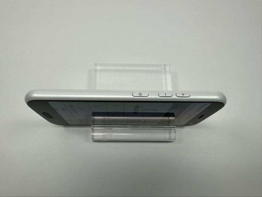 美品 NTT docomo らくらくスマートフォン F-52B ホワイト