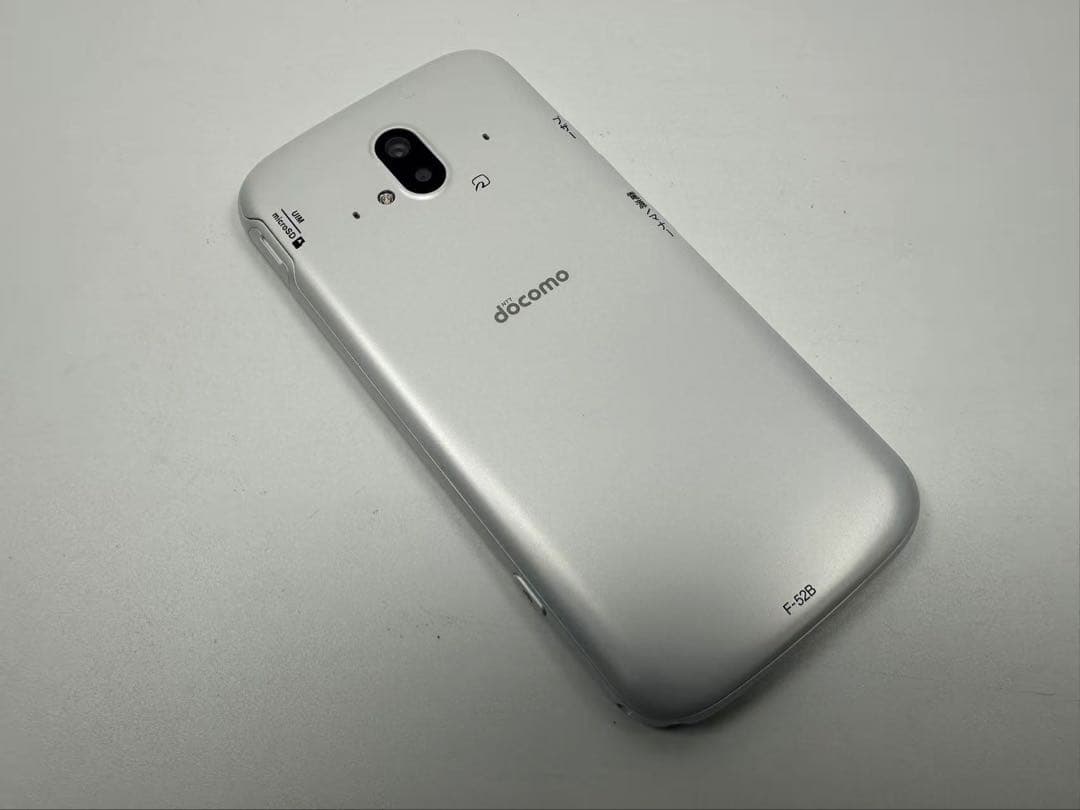 美品 NTT docomo らくらくスマートフォン F-52B ホワイト