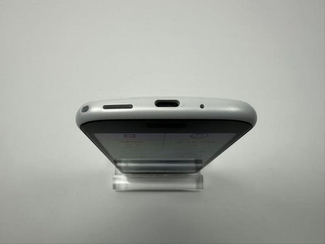 美品 NTT docomo らくらくスマートフォン F-52B ホワイト