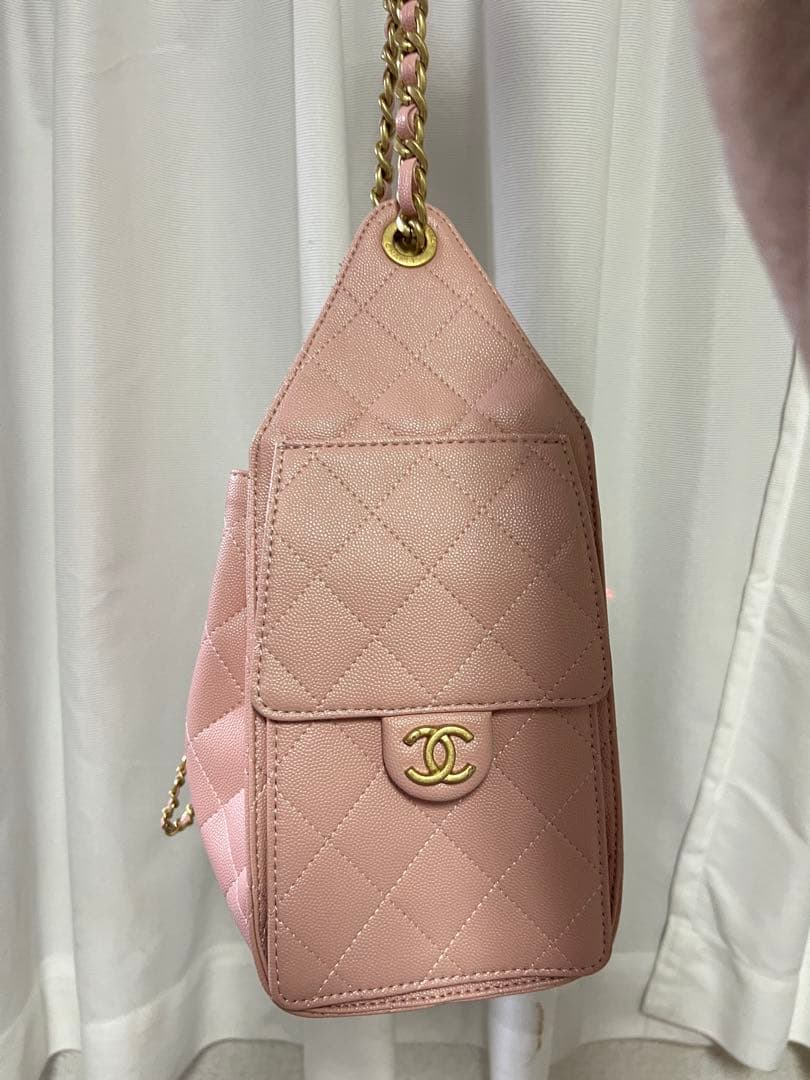 ゴールドチェーンが付いたピンクのキルティングレザーショルダーバッグ。