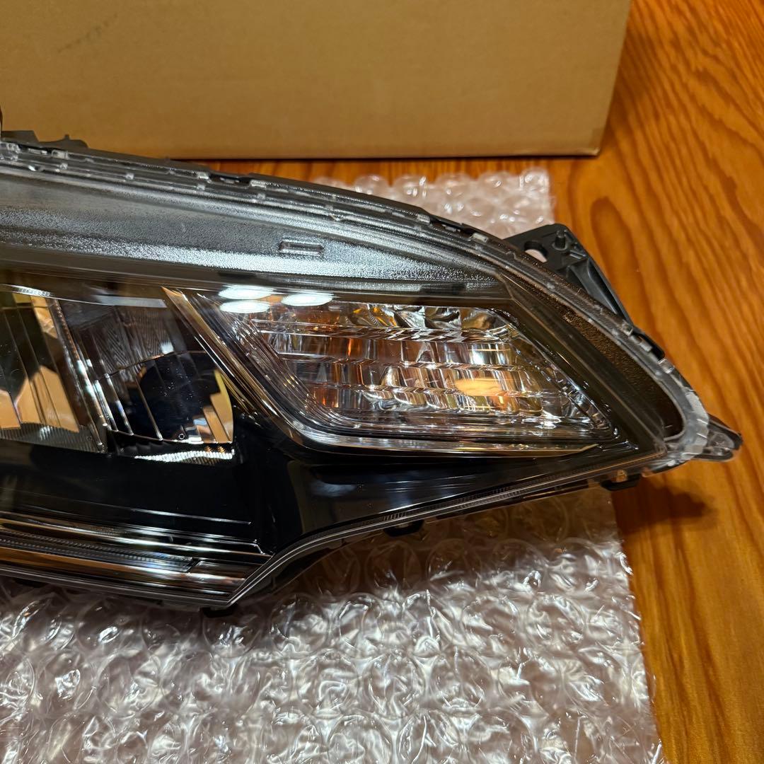 ホンダ　フィット　右ヘッドライト　gp5 gp6