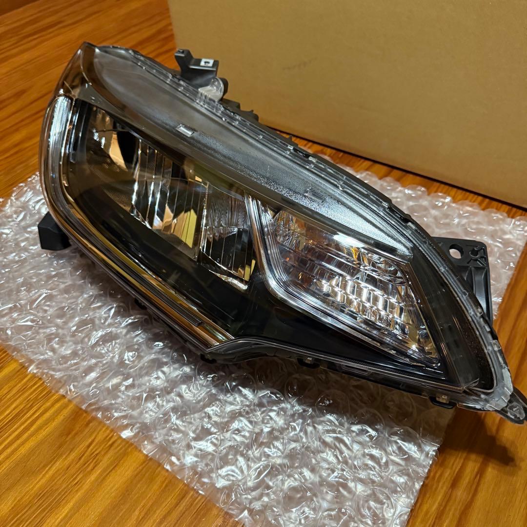 ホンダ　フィット　右ヘッドライト　gp5 gp6