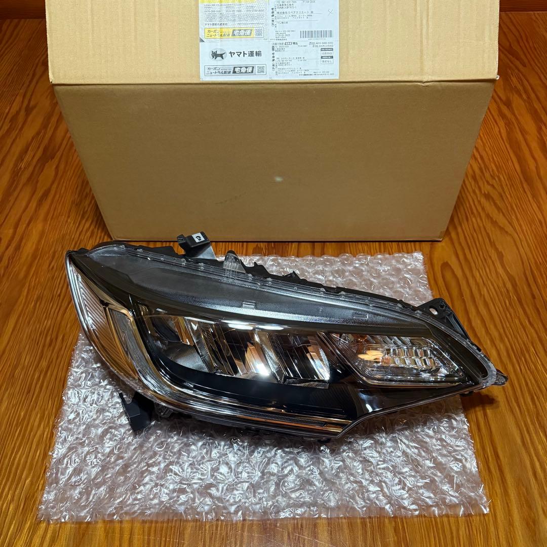 ホンダ　フィット　右ヘッドライト　gp5 gp6