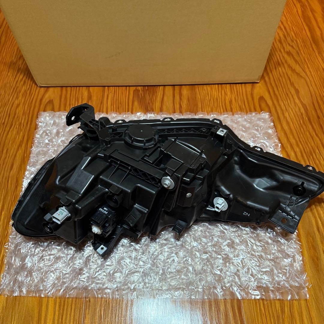 ホンダ　フィット　右ヘッドライト　gp5 gp6