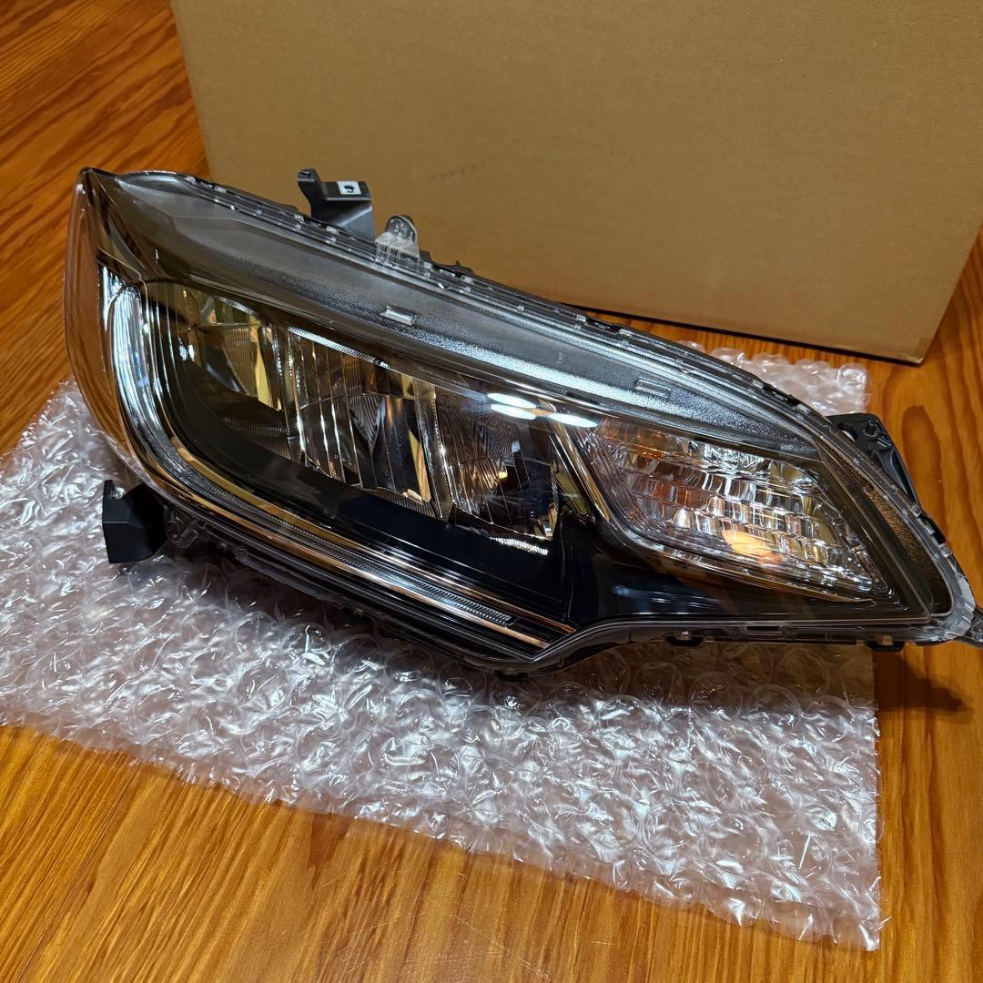 ホンダ　フィット　右ヘッドライト　gp5 gp6