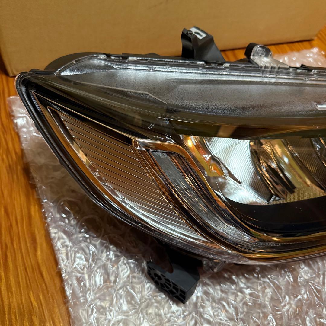 ホンダ　フィット　右ヘッドライト　gp5 gp6