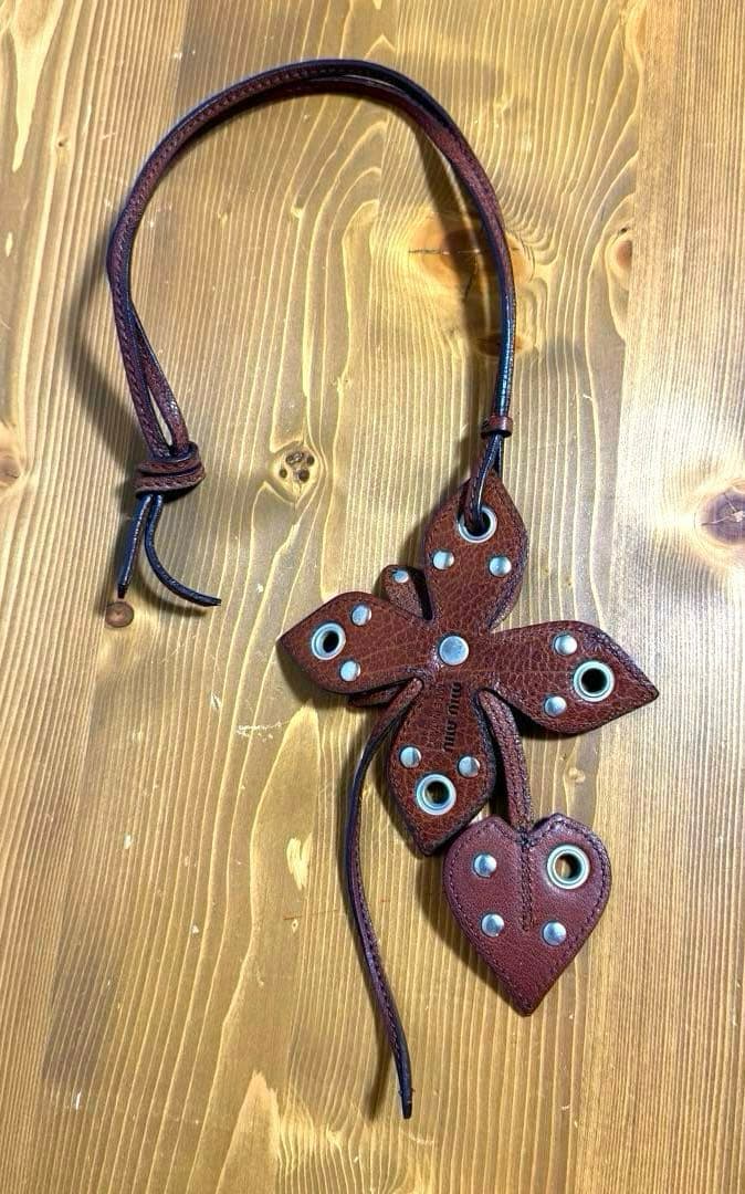 miu miu レザーチャーム レザーネックレス イタリア製