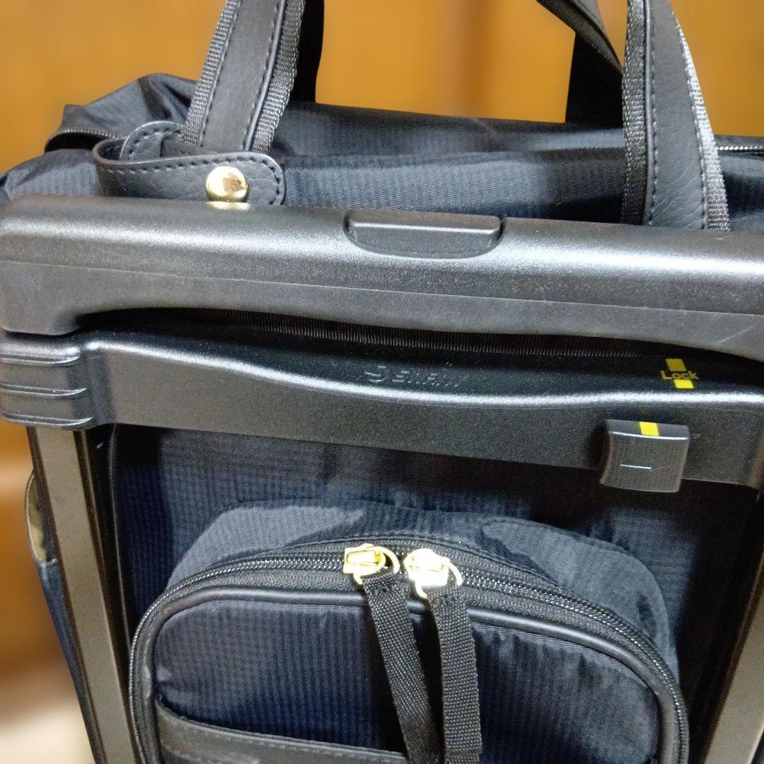 SWANY　スワニー4輪 キャリーバック　ケース 黒にリボン　ストッパー付き