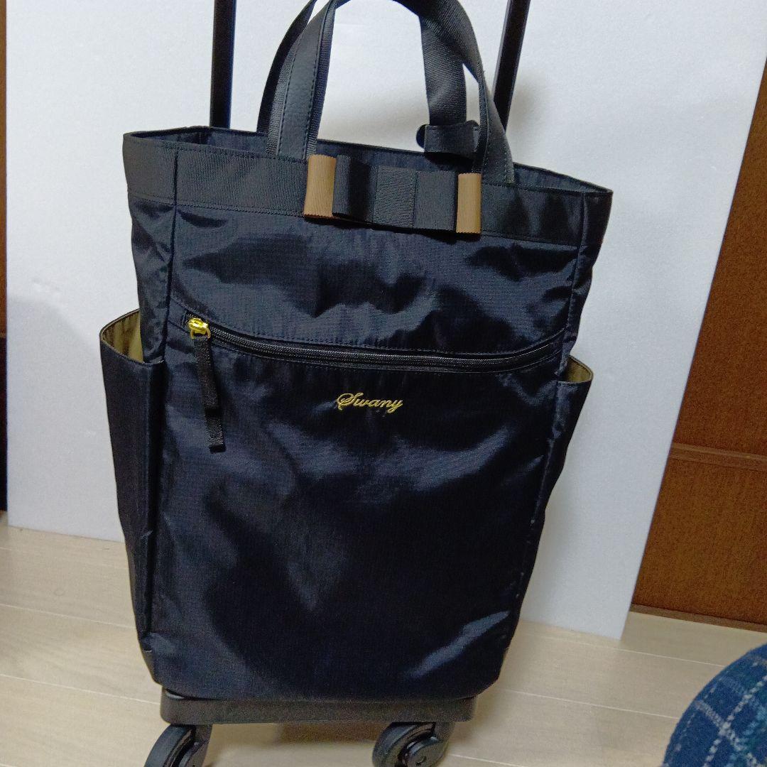 SWANY　スワニー4輪 キャリーバック　ケース 黒にリボン　ストッパー付き