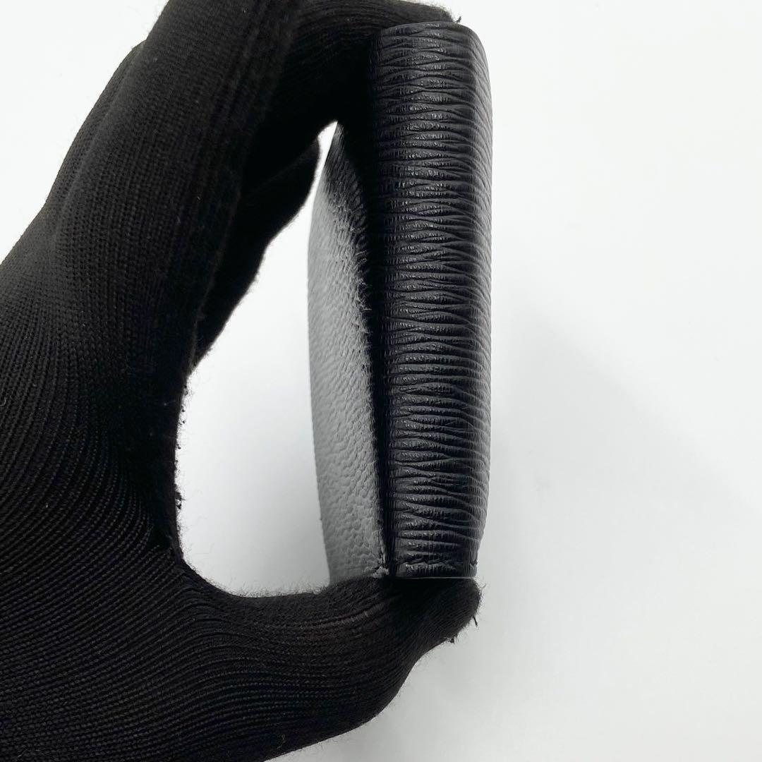 新品未使用　サルヴァトーレフェラガモ　折り財布　レザー　ブラック　イタリア製