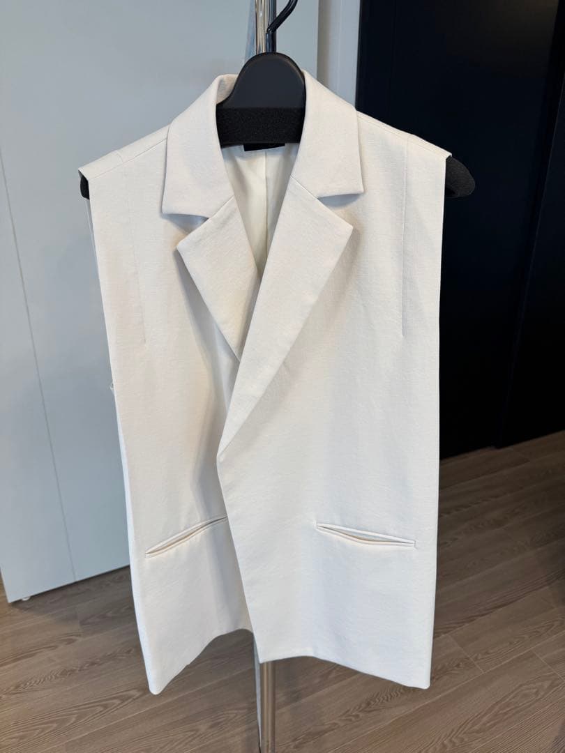 がっちゃん！タイムセール♪新品未使用♪Aga オフホワイト　ジレ