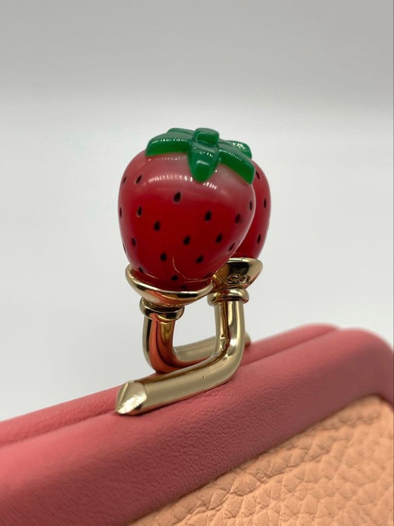 COACH【C8334】コーチ ぺブルレザー キスロック がま口 いちご