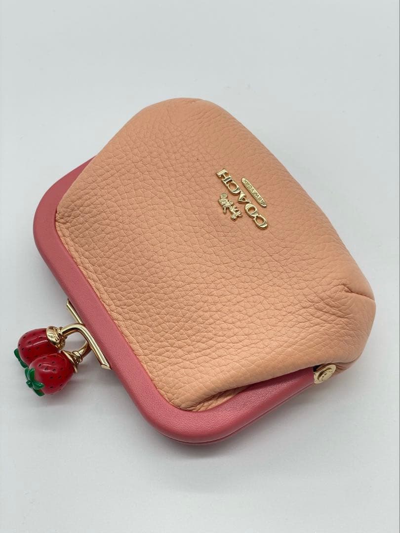 COACH【C8334】コーチ ぺブルレザー キスロック がま口 いちご