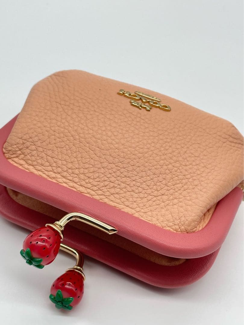 COACH【C8334】コーチ ぺブルレザー キスロック がま口 いちご