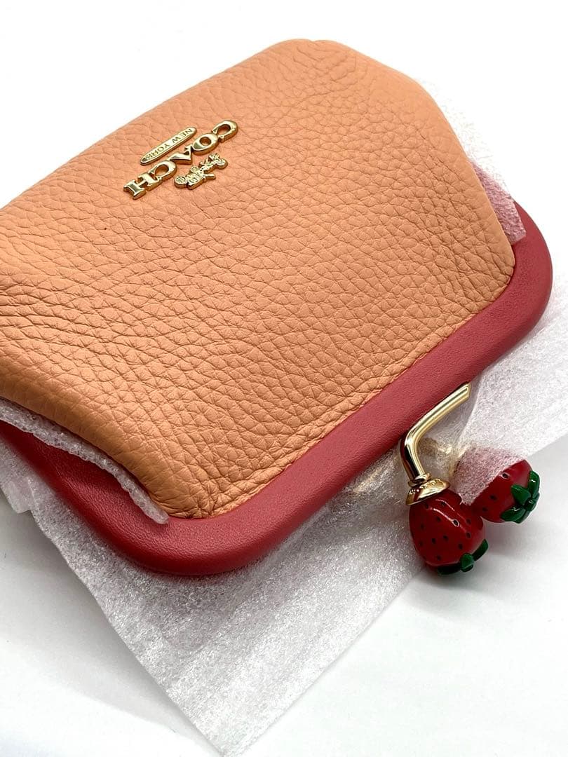 COACH【C8334】コーチ ぺブルレザー キスロック がま口 いちご