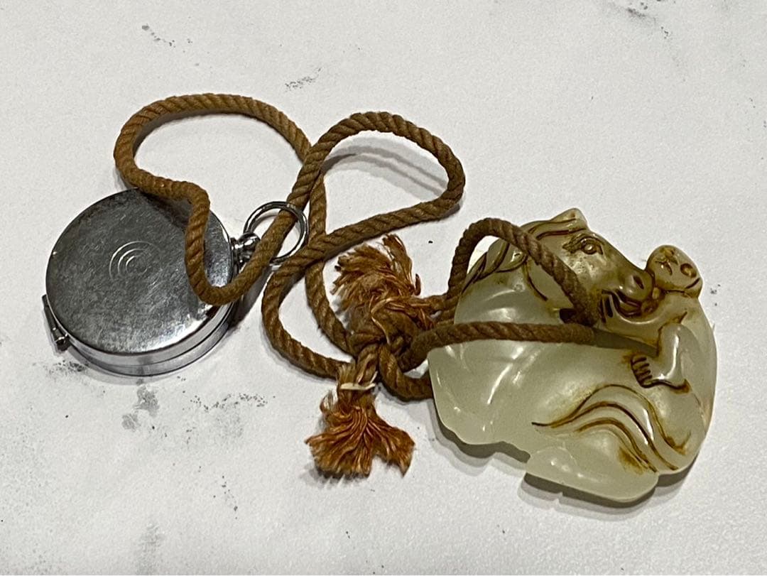 骨董　昔の根付　白玉 「馬猿」と方位磁石　アンティーク