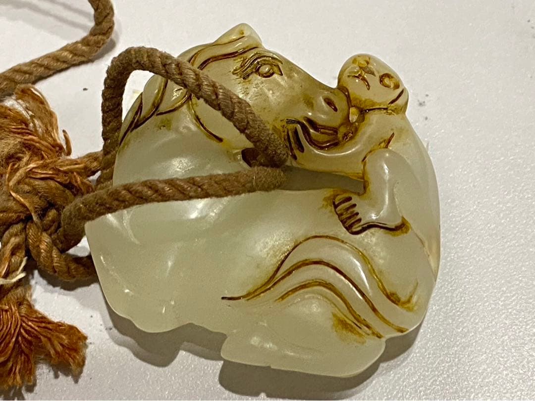 骨董　昔の根付　白玉 「馬猿」と方位磁石　アンティーク