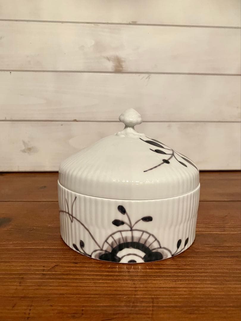 ロイヤルコペンハーゲン ＊ ブラックフルーテッド メガ ボックスラウンド