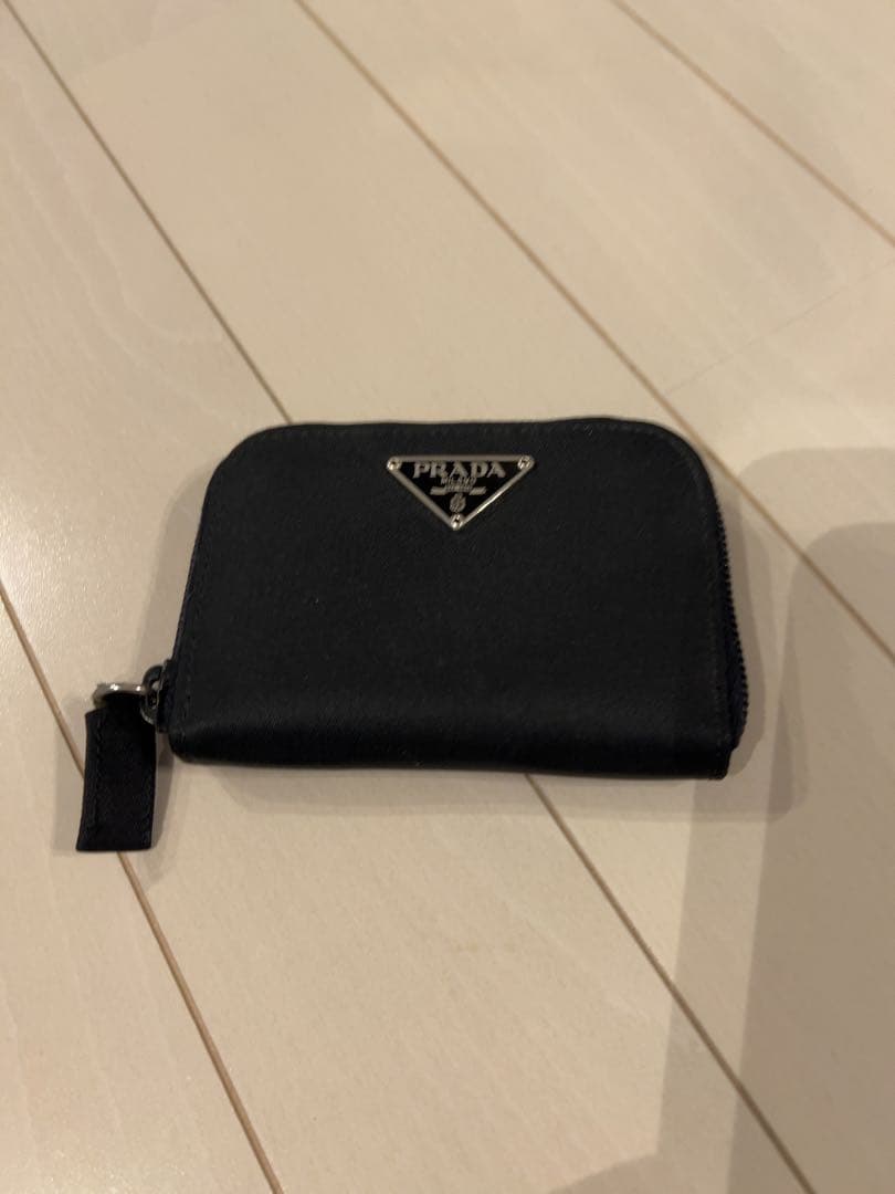 美品プラダケース黒