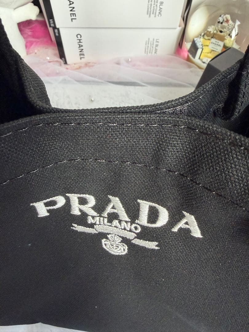 PRADA 新作ノベルティ ブラック ミニトートバッグ 刺繍　　非売品　箱付き