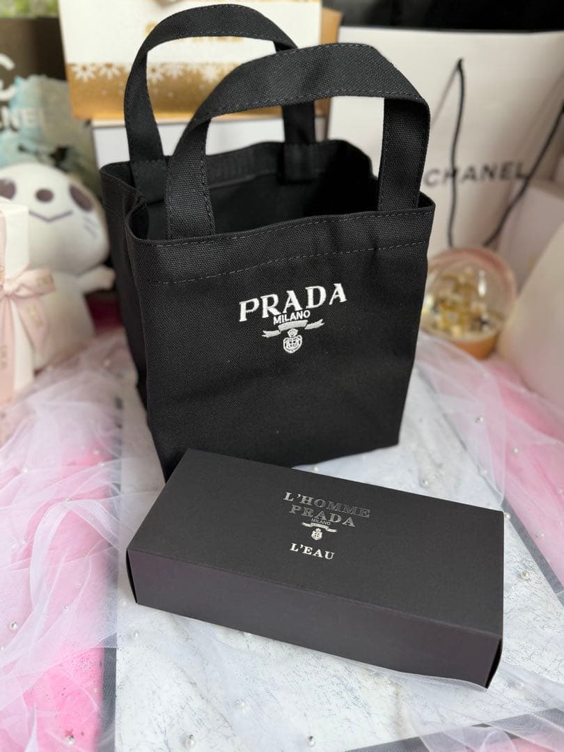 PRADA 新作ノベルティ ブラック ミニトートバッグ 刺繍　　非売品　箱付き