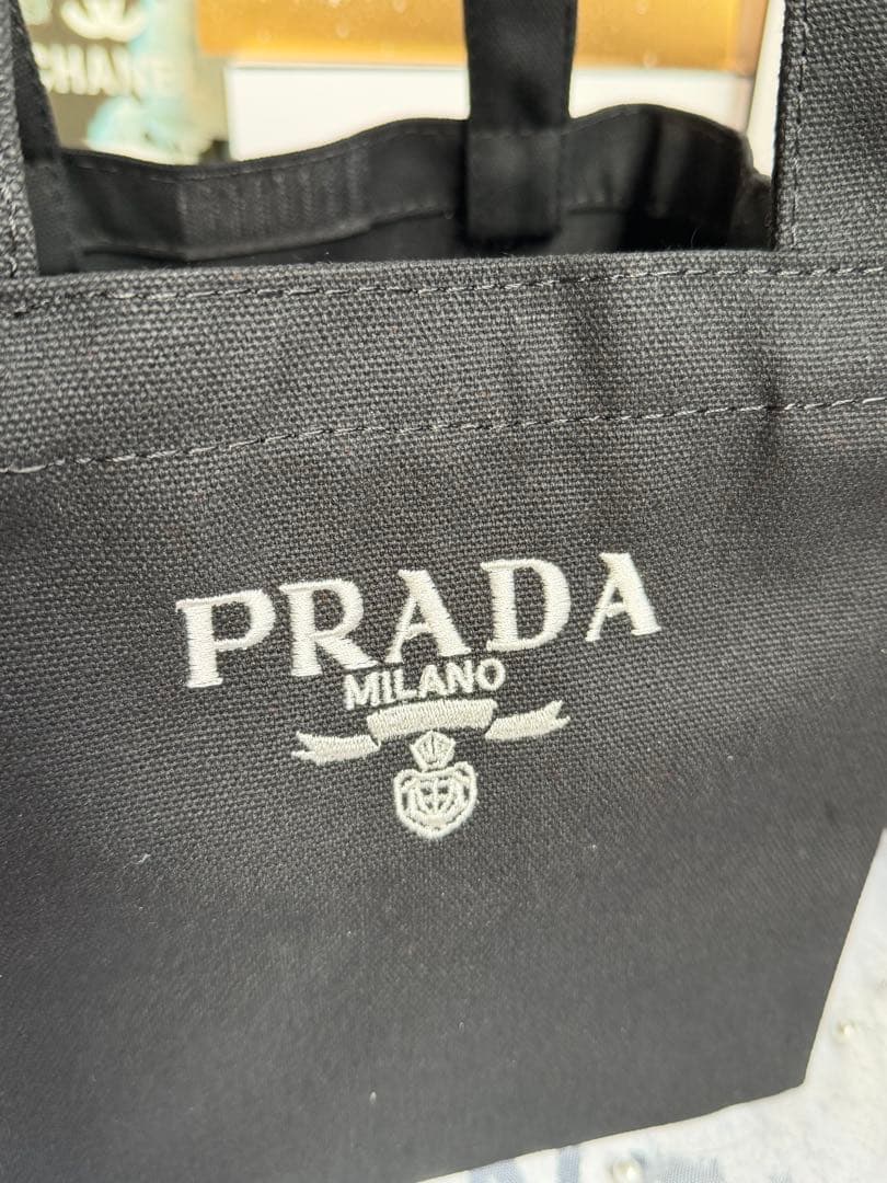 PRADA 新作ノベルティ ブラック ミニトートバッグ 刺繍　　非売品　箱付き