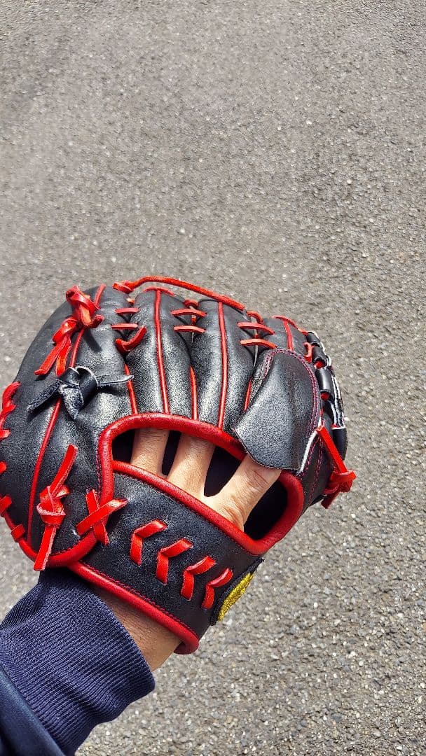 Fires 軟式グローブ 黒と赤　投手用　大人用