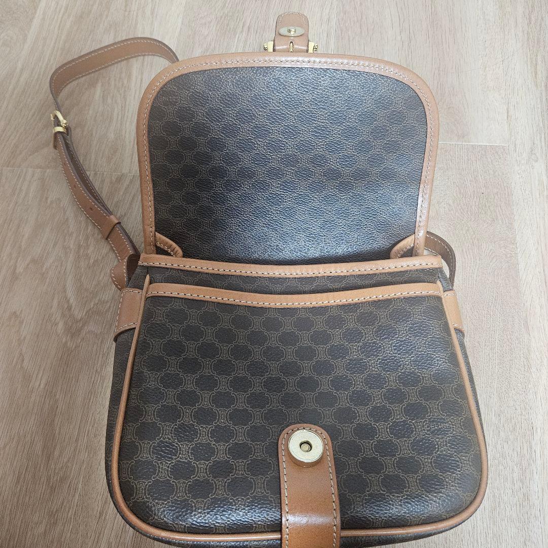 セリーヌ　トリオンフ　ショルダーバッグ　ロゴ