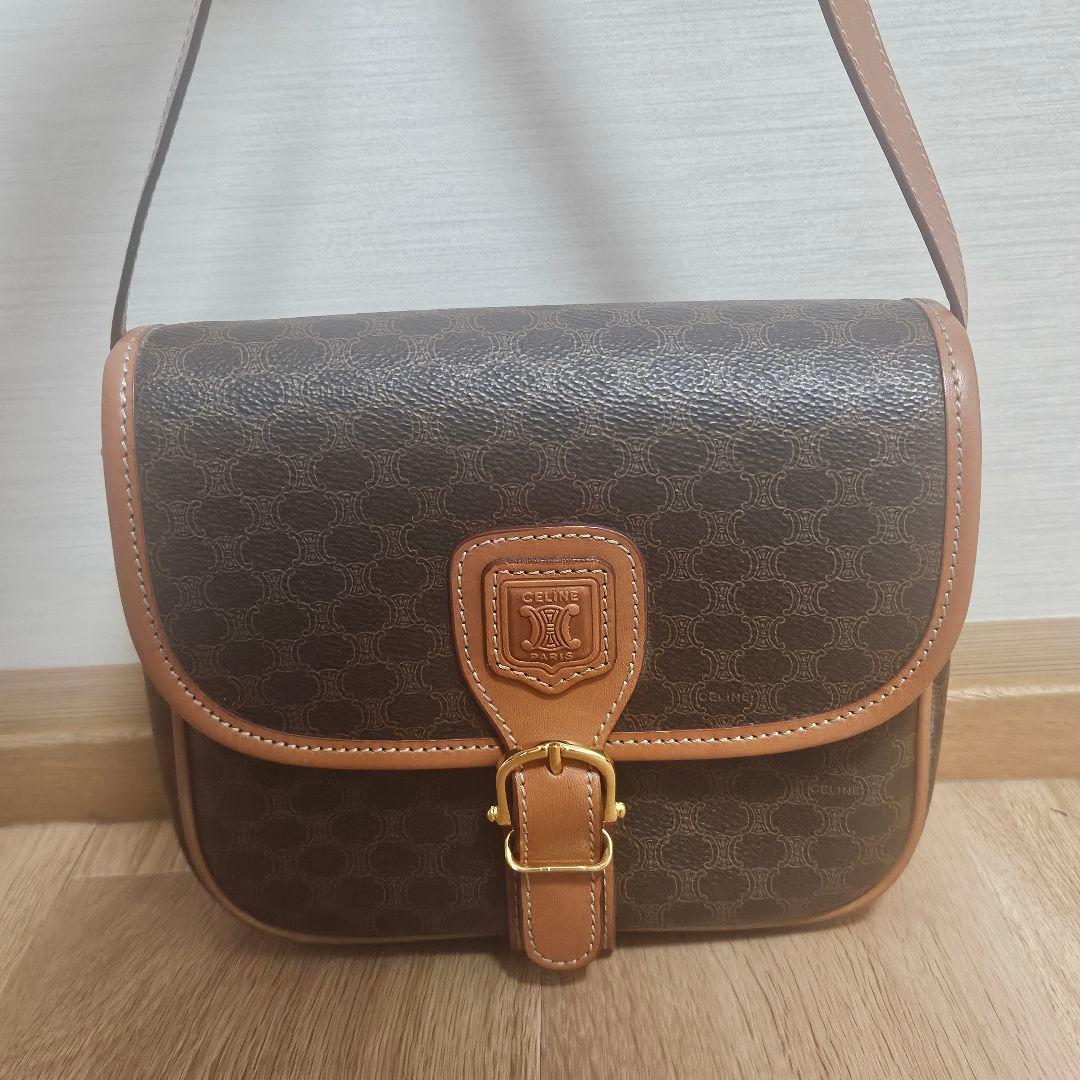 セリーヌ　トリオンフ　ショルダーバッグ　ロゴ