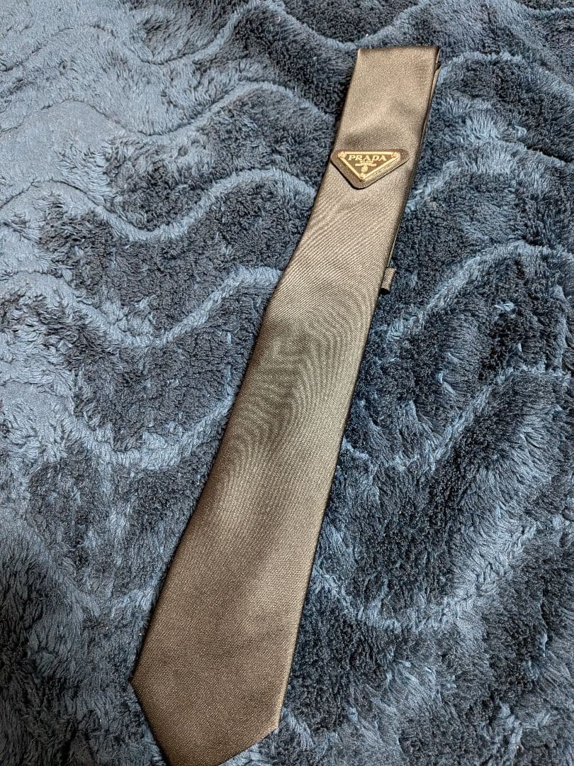 プラダ　ネクタイ　三角プレート