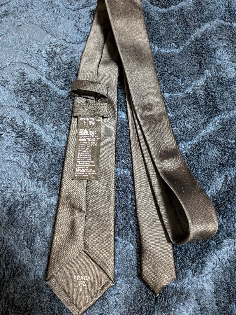 プラダ　ネクタイ　三角プレート