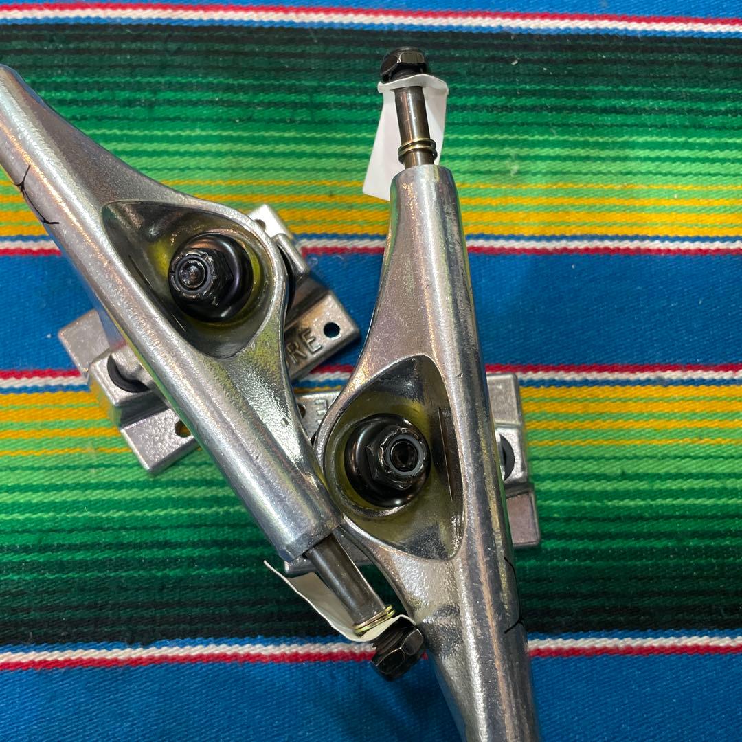 ベンチャー　スケートボードトラック シルバー スパイダー　5.6