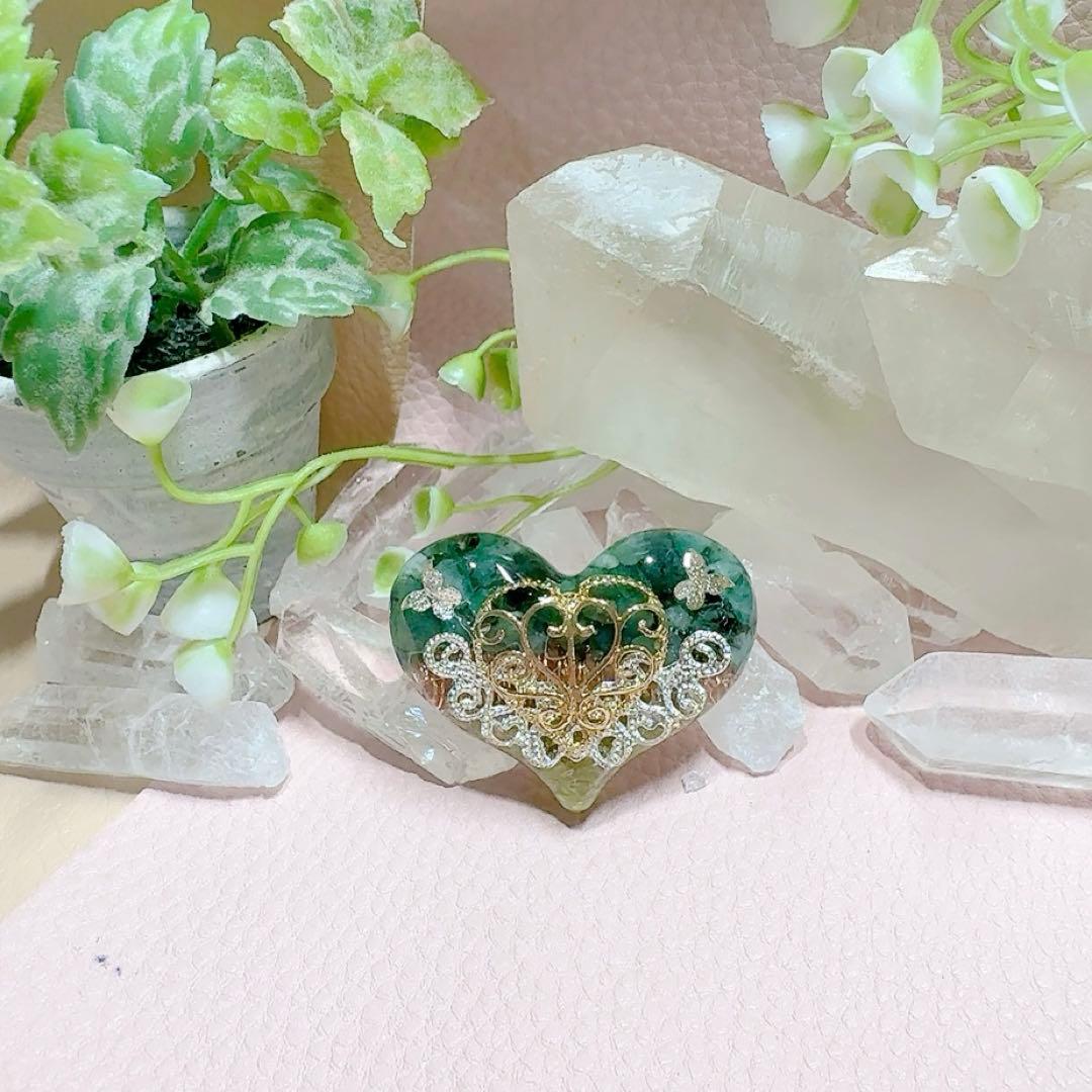 癒しのオルゴナイト❤️エメラルド＋ペリドットのハート型♡