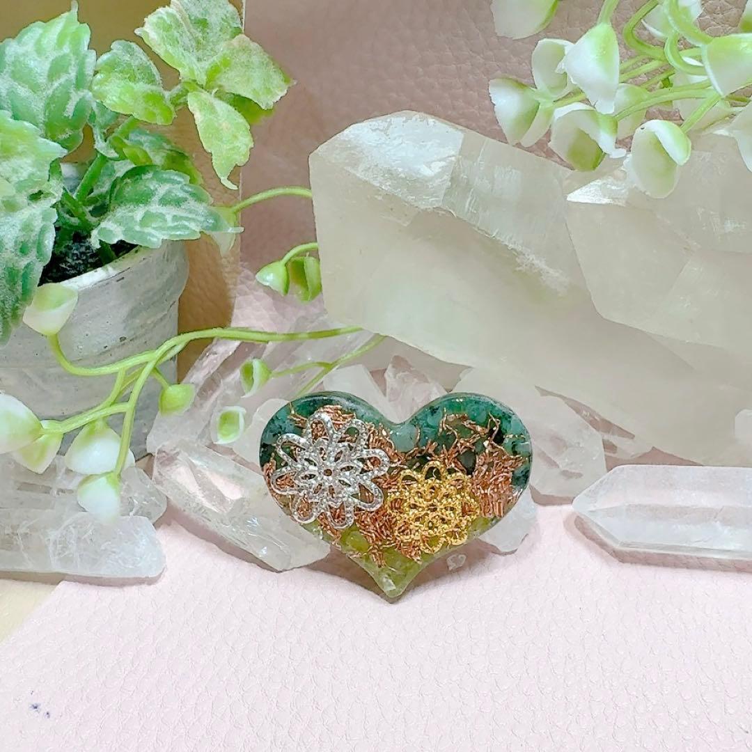 癒しのオルゴナイト❤️エメラルド＋ペリドットのハート型♡