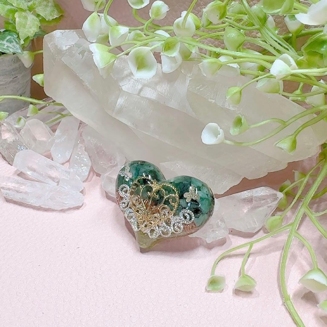 癒しのオルゴナイト❤️エメラルド＋ペリドットのハート型♡