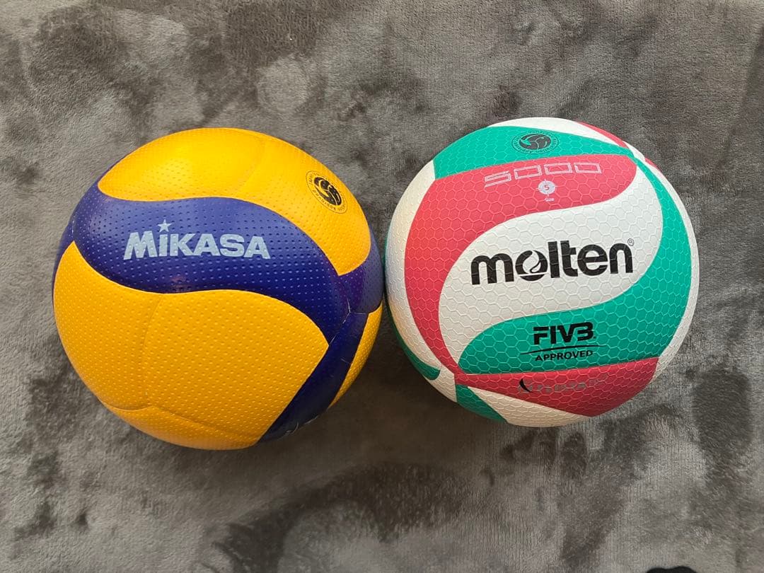 Mikasa FIVB 73 バレーボールとAsicsシューズ