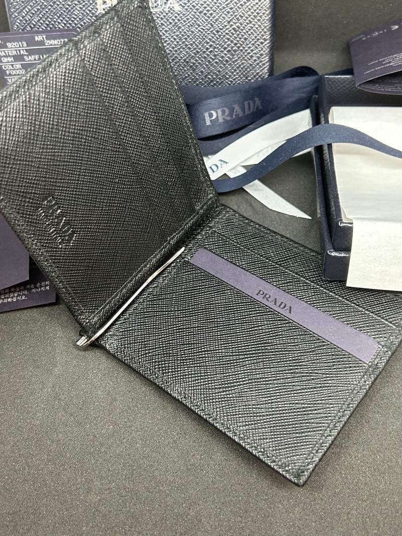 美品　PRADA　マネークリップ付サフィアーノトライアングル 財布 黒