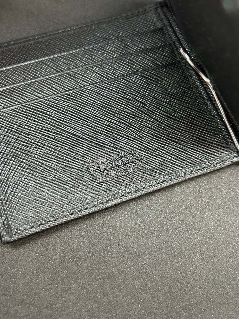 美品　PRADA　マネークリップ付サフィアーノトライアングル 財布 黒
