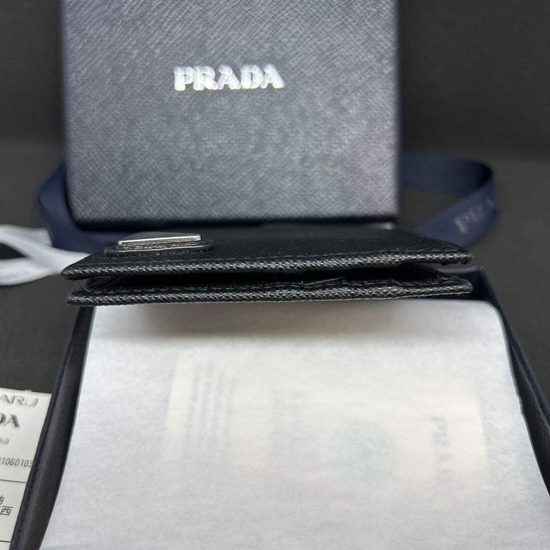 美品　PRADA　マネークリップ付サフィアーノトライアングル 財布 黒